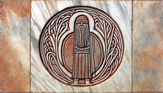 Steinrelief eines nordischen Kriegers als Draugr in dunklem Ziegelrot auf hellem Marmorfondo mit dezenten Waldlinien und milder Alterung