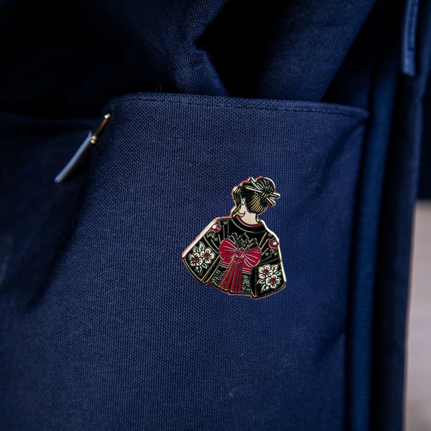 Japanese Kimono Girl - Geisha Enamel Pin Signum