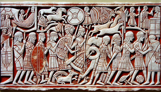 Steinrelief mit germanischen keltischen und roemischen Symbolen im Stil roemischer Antike mit ruhiger Komposition
