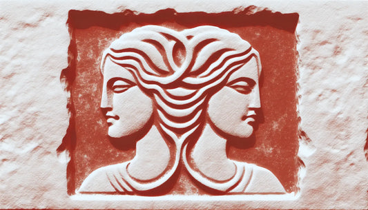 Steinrelief einer nordischen Göttin mit dualem Ausdruck in sanftem und kraftvollem Stil rotes Ornament auf hellem steinfarbenem Hintergrund