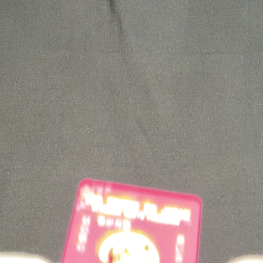 Pin's en émail représentant une fille d'anime effrontée aux cheveux roses – Ecchi - Langue sortie